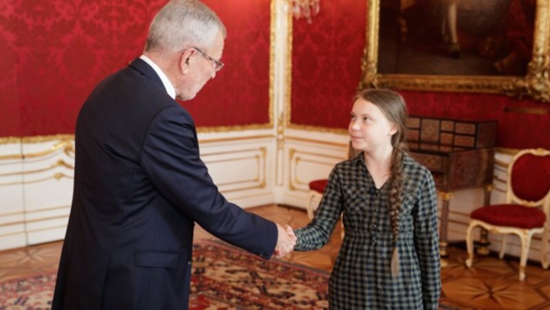 Greta Thunberg schüttelt dem Bundespräsidenten die Hand. (Bild: APA/BUNDESHEER/PETER LECHNER)
