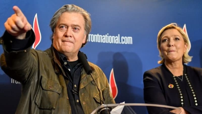 Steve Bannon mit Rassemblement-National-Chefin Marin Le Pen (Bild: APA/AFP/PHILIPPE HUGUEN)