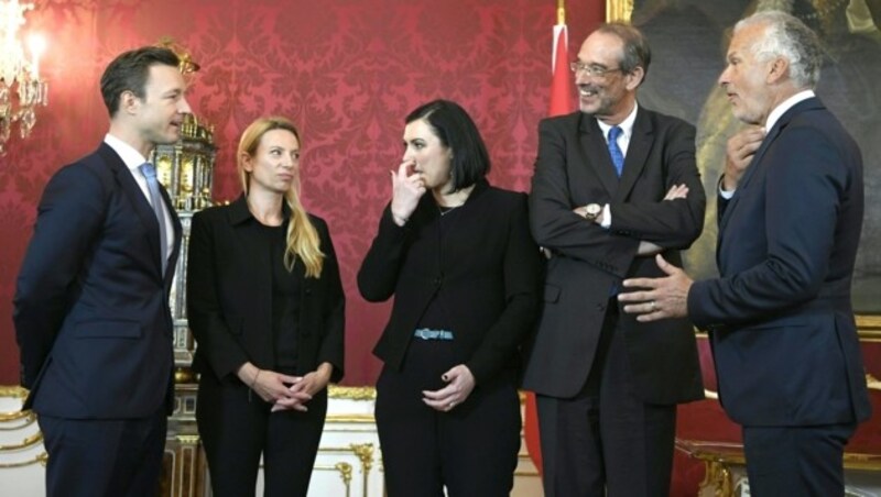 Die abgewählten Minister Gernot Blümel, Juliane Bogner-Strauss, Elisabeth Köstinger, Heinz Faßmann und Josef Moser (alle ÖVP) (Bild: APA/HERBERT NEUBAUER)