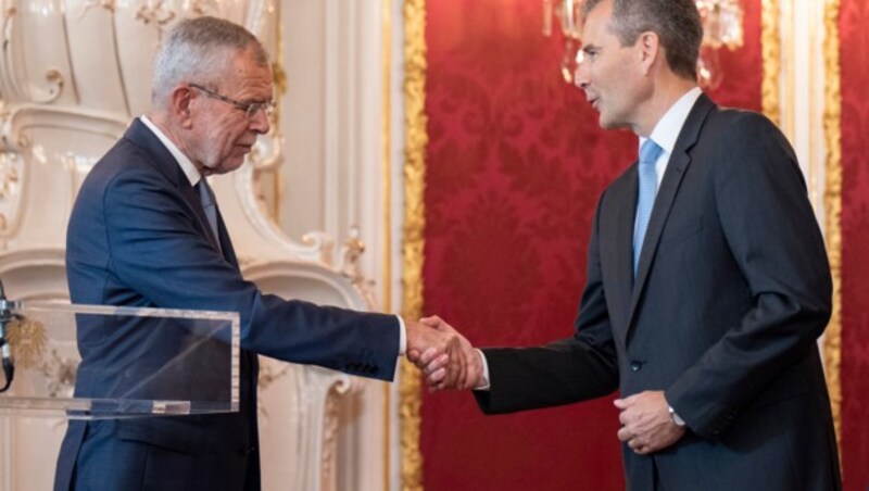 Alexander Van der Bellen und Hartwig Löger (Bild: AFP)