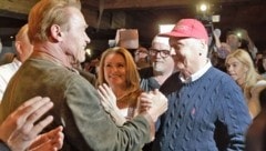 Arnold Schwarzenegger mit dem im Mai 2019 verstorbenen Niki Lauda bei der Weißwurstparty in Kitzbühel (Bild: APA/GEORG HOCHMUTH)