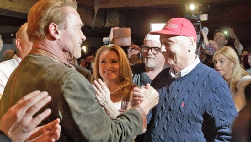 Arnold Schwarzenegger mit dem im Mai 2019 verstorbenen Niki Lauda bei der Weißwurstparty in Kitzbühel (Bild: APA/GEORG HOCHMUTH)