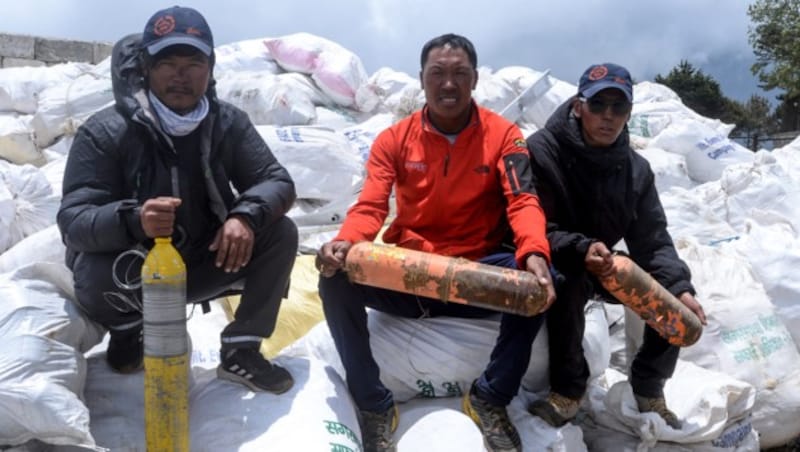 Mitglieder des „Putztrupps“, die den Bergsteiger-Müll vom Mount Everest bergen (Bild: APA/AFP/PRAKASH MATHEMA)