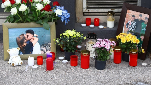 Kerzen und Blumen für Rebekaa und Pascal an der Unfallstelle in Wels. (Bild: laumat.at/Matthias Lauber)