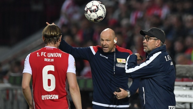 Markus Hoffmann (Mitte) mit dem Schweizer Cheftrainer Urs Fischer. (Bild: JOHN MACDOUGALL)