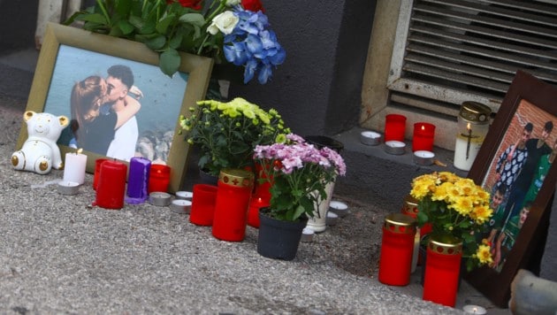 Bei der Unfallstelle in Wels legten Freunde und Familie Blumen nieder und zündeten Kerzen an. (Bild: laumat.at / Matthias Lauber)