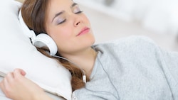 Den Umfrage-Teilnehmern wurden drei Songs vorgespielt – zwei von einer KI und einer von Menschen ...