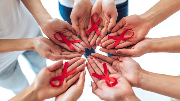 Bei sozialem Kontakt mit HIV-Infizierten besteht keine Gefahr der Übertragung. (Bild: Vasyl/stock.adobe.com)