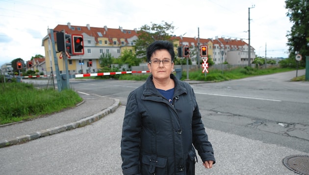 Elke K. arbeitet in Himberg (NÖ) und ist eine von vielen Betroffenen: „Der Fußweg von fünf Minuten dauert oft eine halbe Stunde“. (Bild: Tomschi Peter)