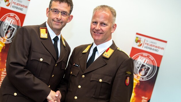Der neue Landesfeuerwehrkommandant Robert Mayer und sein Vize Michael Hutterer (r.) (Bild: FOTOKERSCHI.AT / KERSCHBAUMMAYR)