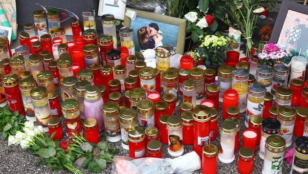 Ein Kerzen- und Blumenmeer an der Unfallstelle (Bild: Lauber/laumat.at Matthias)