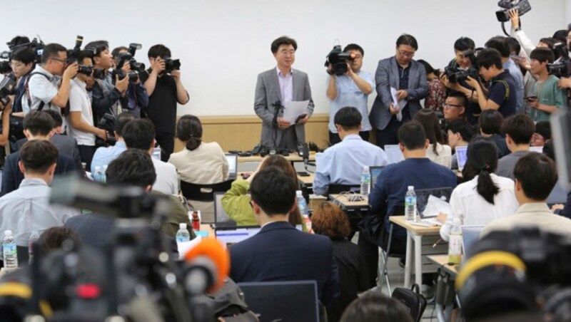 Der leitende Angestellte des südkoreanischen Reiseveranstalters Verygoodtour, Lee Sang Moo, bei einer Pressekonferenz (Bild: AP)