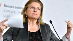 Karin Kneissl - von der Außenministerin auf FPÖ-Ticket zur Persona non grata (Bild: APA/HERBERT NEUBAUER)