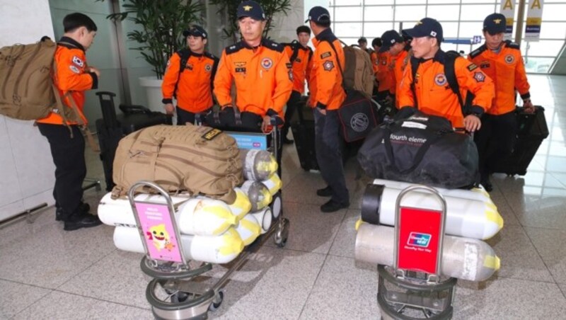 Das südkoreanische Rettungsteam vor dem Aufbruch in Richtung Ungarn (Bild: AFP)