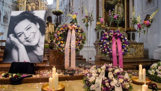 Kerzen, Blumengestecke und ein Bild von Hannelore Elsner standen bei der öffentlichen Trauerfeier von Hannelore Elsner in der Kirche St. Michael in München. Elsner war am 21. April 2019 gestorben. (Bild: APA/dpa/Matthias Balk)