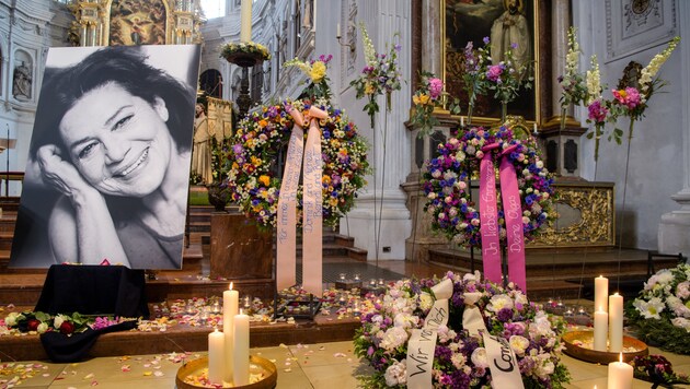 Kerzen, Blumengestecke und ein Bild von Hannelore Elsner standen bei der öffentlichen Trauerfeier von Hannelore Elsner in der Kirche St. Michael in München. Elsner war am 21. April 2019 gestorben. (Bild: APA/dpa/Matthias Balk)