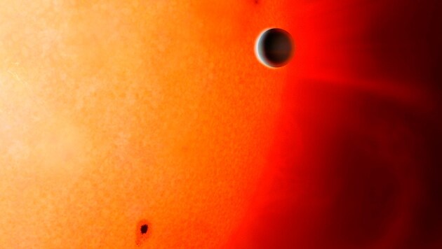 Künstlerische Illustration: Explanet NGTS-4b (rechts) vor seiner Sonne (Bild: University of Warwick/Mark A. Garlick)