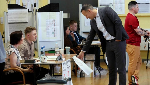 Irlands Ministerpräsident Leo Varadkar bei der Wahl (Bild: AP)