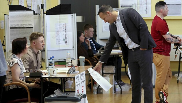 Irlands Ministerpräsident Leo Varadkar bei der Wahl (Bild: AP)