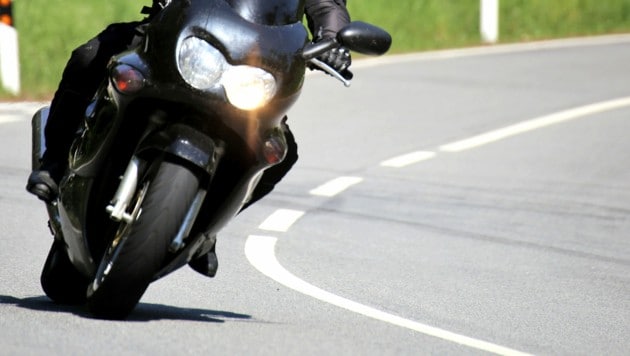 Die Autofahrerin bemerkte den Motorradfahrer zu spät (Symbolbild). (Bild: stock.adobe.com (Symbolbild))