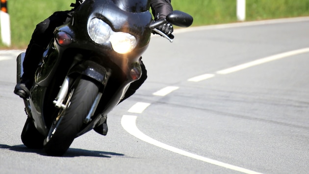 Die Autofahrerin bemerkte den Motorradfahrer zu spät (Symbolbild). (Bild: stock.adobe.com (Symbolbild))