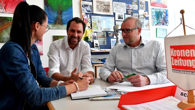 Dornauer (Mi.) mit den Chefs vom Dienst der „Tiroler Krone“, Jasmin Steiner und Markus Gassler (Bild: Liebl Daniel)