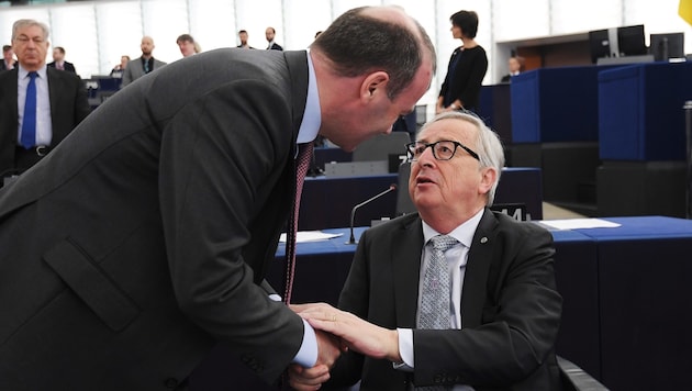 Für Kommissionspräsident Jean-Claude Juncker wäre es „logisch“, wenn Manfred Weber ihm nachfolgen würde. (Bild: APA/AFP/FREDERICK FLORIN)