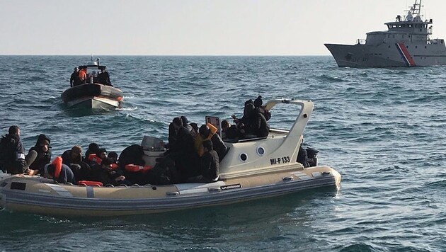 Erst im Februar waren 20 Migranten, die versucht hatten, England mit einem Motorboot zu erreichen, im Ärmelkanal von den britischen Behörden gerettet worden. (Bild: AFP)