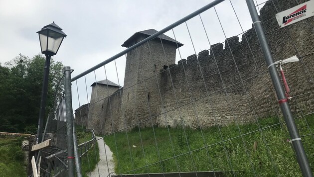 Die Bürgerwehr schützte einst den Mönchsberg an der schmalsten Stelle und musste von den Bürgern verteidigt werden. Nun ist der Weg gesperrt. (Bild: Wolfgang Fürweger)