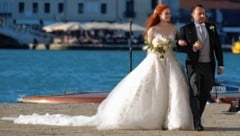 Eine meterlange Schleppe und Venedig im Hintergrund: Märchenhafter kann eine Hochzeit wohl kaum sein. Barbara Meier und Klemens Hallmann traten auf der Insel San Clemente vor den Traualtar. (Bild: www.pps.at)