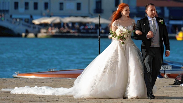 Eine meterlange Schleppe und Venedig im Hintergrund: Märchenhafter kann eine Hochzeit wohl kaum sein. Barbara Meier und Klemens Hallmann traten auf der Insel San Clemente vor den Traualtar. (Bild: www.pps.at)