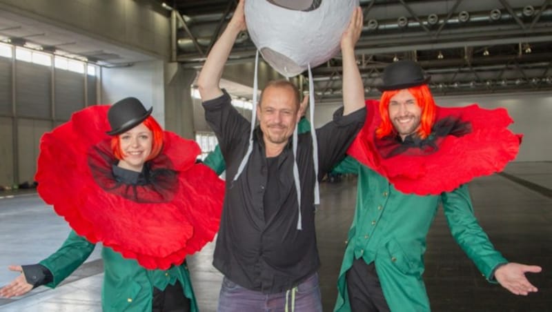 Organisator Gery Keszler (M.) während der Probe für den Life Ball 2019 (Bild: APA/JRGEN HAMMERSCHMID 2019)