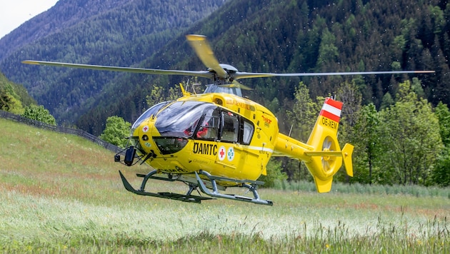 Das Team des Rettungshelikopters C7 brachte den schwer verletzten Gailtaler ins Klinikum. (Bild: Brunner Images)