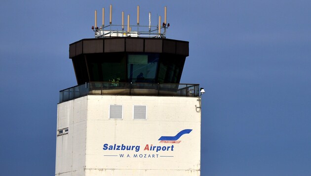 Der Flughafen in Salzburg trägt den Zusatz „W. A. Mozart“, wie am Tower zu lesen ist. (Bild: APA/BARBARA GINDL)