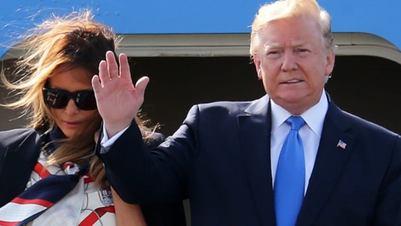 Trump und First Lady Melania beim Verlassen der Air Force One am Stansted-Flughafen (Bild: AFP )