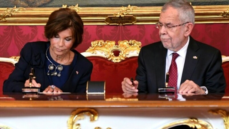 Bundeskanzlerin Brigitte Bierlein und Alexander Van der Bellen (Bild: APA/HELMUT FOHRINGER)