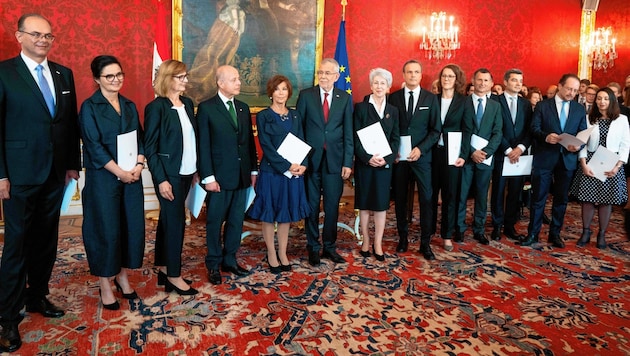 Das Kabinett Bierlein nach der Angelobung durch Bundespräsident Alexander Van der Bellen (Bild: AFP)
