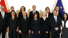 Die neue Regierung: Andreas Reichhardt, Thomas Starlinger, Iris Eliisa Rauskala, Eduard Müller, Maria Patek und Innenminister Wolfgang Peschorn sowie vordere Reihe Brigitte Zarfl, Vizekanzler und Justizminister Clemens Jabloner, Bundeskanzlerin Brigitte Bierlein, Elisabeth Udolf-Strobl, Alexander Schallenberg und Ines Stilling (Bild: APA/BKA/Dragan Tatic)