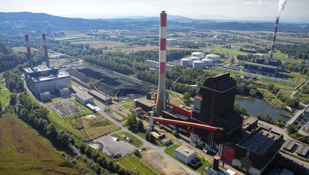 Die Mellacher Kraftwerke: links das moderne Gasturbinenwerk, in der Mitte das Kohlekraftwerk, rechts das mittlerweile stillgelegte und abgerissene Ölkraftwerk. (Bild: Verbund)