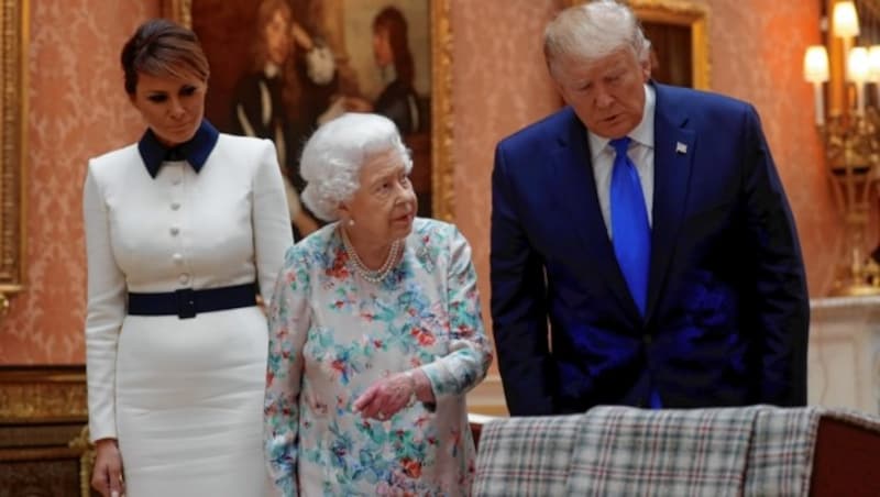 Die Queen mit Donald Trump und Gattin Melania im Buckingham Palast (Bild: REUTERS)