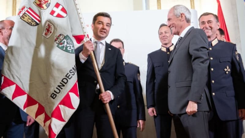 Der neue Innenminister Wolfgang Peschorn übernahm die Fahne des Innenministeriums von seinem Vorgänger Eckart Ratz. (Bild: APA/GEORG HOCHMUTH)