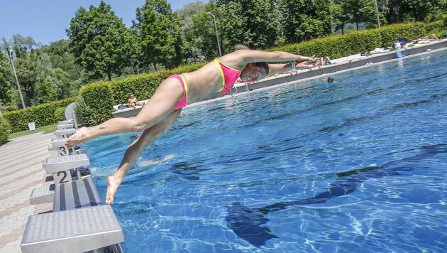 Perfekter Köpfler mit angespannter Körperhaltung von Schwimmprofi Barbara ins „Lepi“-Becken. (Bild: Tschepp Markus)