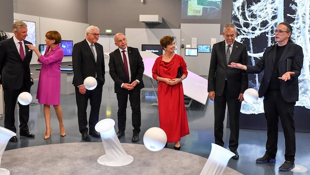 Direktor Gerfried Stocker (r.) führte Alexander Van der Bellen (2.v.r.) und die weiteren Gäste durch das Ars Electronica Center. (Bild: Dostal Harald)