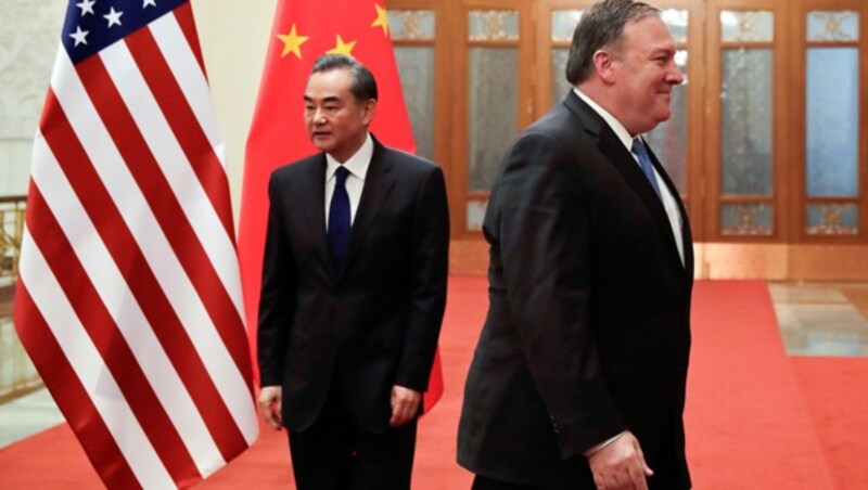 Ihre Standpunkte driften zunehmend auseinander: US-Außenminister Mike Pompeo (re.) und sein chinesischer Amtskollege Wang Yi (Bild: APA/AFP/POOL/ANDY WONG)