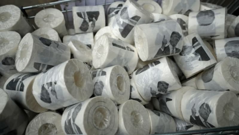 Toilettenpapier mit dem Konterfei des US-Präsidenten wurde in London verteilt. (Bild: AP)