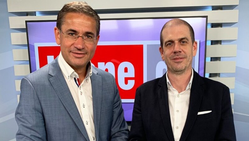 Gerhard Koller mit Meinungsforscher Peter Hajek im krone.tv-Studio (Bild: krone.tv)