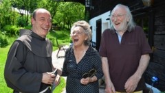 Franziskaner-Guardian Thomas Hrastnik mit Martha und Karl Merkatz in Irrsdorf: Der große Schauspieler liest am 5. Juli (Bild: Wolfgang Weber)