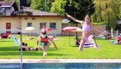 Emanuel und Fiona haben viel Spaß im Strandbad Seespitz in Zell am See. (Bild: Hölzl Roland)