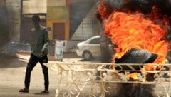 Aktivisten steckten in der sudanesischen Hauptstadt Khartum Reifen an, nachdem die wochenlange Demonstration von der Armee aufgelöst wurde. (Bild: AFP)