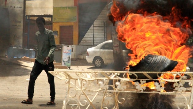 Aktivisten steckten in der sudanesischen Hauptstadt Khartum Reifen an, nachdem die wochenlange Demonstration von der Armee aufgelöst wurde. (Bild: AFP)